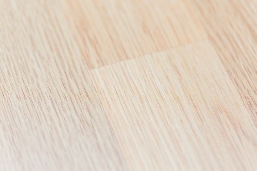 Die günstige Alternative zum Parkett ist Laminat. Unzählige Oberflächendesigns lassen sich durch die einfache Klick-Variante verlegen. 