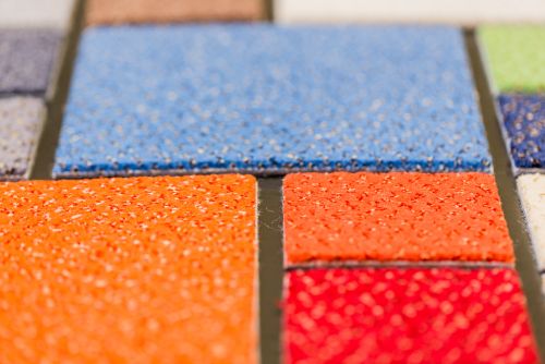 Ein Bodenbelag mit Wohlfühlfaktor – Teppichboden. Optisch aber haptisch strahlt er im Raum eine Wärme aus. Die vielfältige Auswahl an Farben und unterschiedlichen Fasern passen zu einem modernem sowie zu einem klassischen Einrichtungsstil.