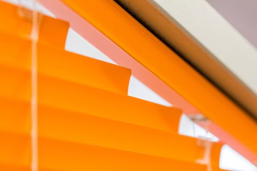 Sicht und Sonnenschutz Maßgeschneiderte Lösungen und eine individuelle Beratung erhalten Sie in unserem Fachmarkt in Neuenstadt. Hier erhalten Sie Stoffmuster zum Anfassen und können sich vor Ort entscheiden, wir machen Ihnen dann ein Angebot für Ihren Sicht oder Sonnenschutz.