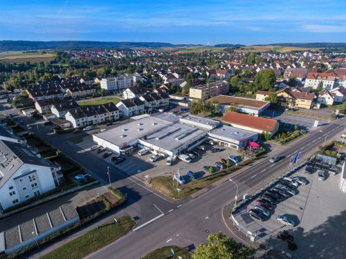 Neuenstadt Das Grundstück von der Firma Maler Carl befindet sich in Neuenstadt. Das 150 Quadratmeter große Gelände beinhaltet den Malerbetrieb und der Fachmarkt. Der Betrieb hat hier das Lager, indem Farbe und alle Materialien zum Malen sowie Tapezieren und zum Bodenbelag verlegen aufbewahrt wird.
