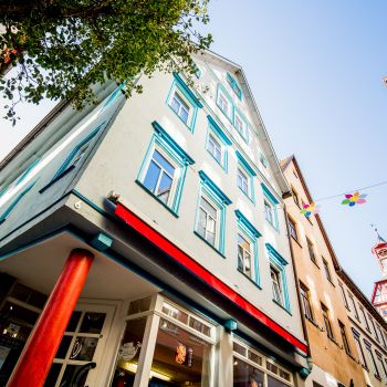 Fachwerkhaus in Öhringen Die Fassadensanierung hat durch seine kräftigen Farben einen Wiedererkennungswert. Das leuchtende Blau und Rot sticht durch seine frische heraus. Das damals traditionelle Fachwerkhaus hat durch die Fassadensanierung an neuem Glanz gewonnen.