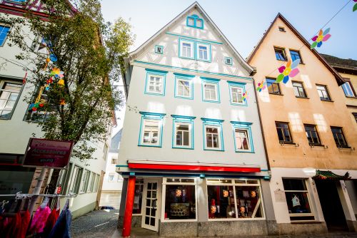 Fachwerkhaus in Öhringen Bei Fachwerkhäusern muss man einige Vorschriften beachten. Durch die Zeit können Risse in die Fassade gekommen sein. Diese werden von unserem Malerbetrieb fachgerecht behandelt.